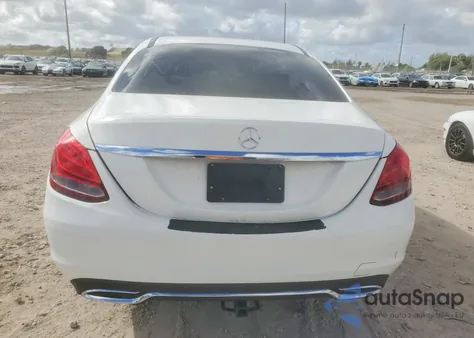 2016 Mercedes-Benz C 300 z USA, uszkodzony, nr VIN 55SWF4JB1GU147986